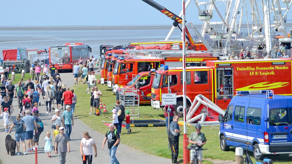 Tausende Besucher flanieren über das große Festgelände in Norddeich. Foto: Aiko Recke