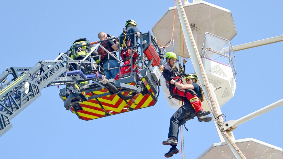 Bei der Höhenrettung aus dem Riesenrad muss jeder Handgriff genau sitzen. Foto: Aiko Recke