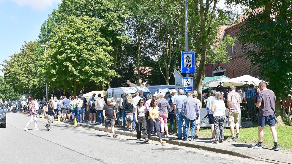 Teilweise ist die Warteschlange am Eingang des Museumsgeländes lang. Es dürfen nicht mehr so viele Menschen auf einmal rein. Foto: Wagenaar