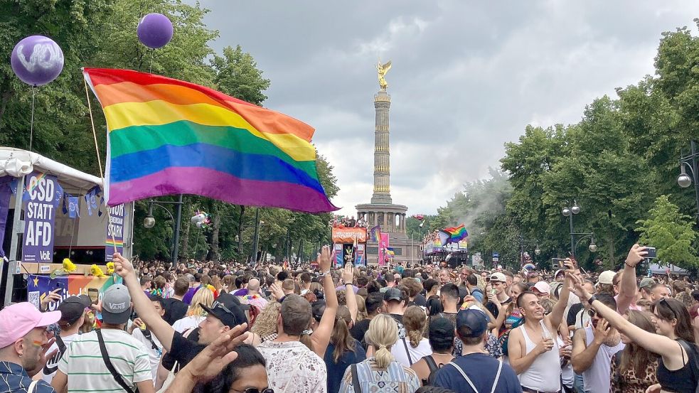 Schlusspunkt des Demo-Umzugs war die Siegessäule. Foto: Anna Ross/dpa