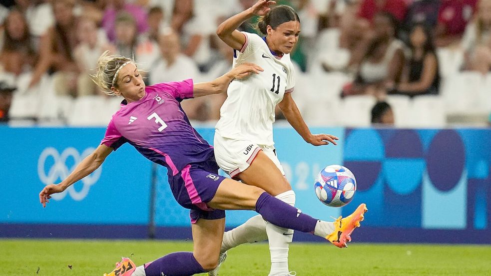 Ein Schritt zu spät: Kathrin Hendrich gegen die USA. Foto: Daniel Cole/AP/dpa