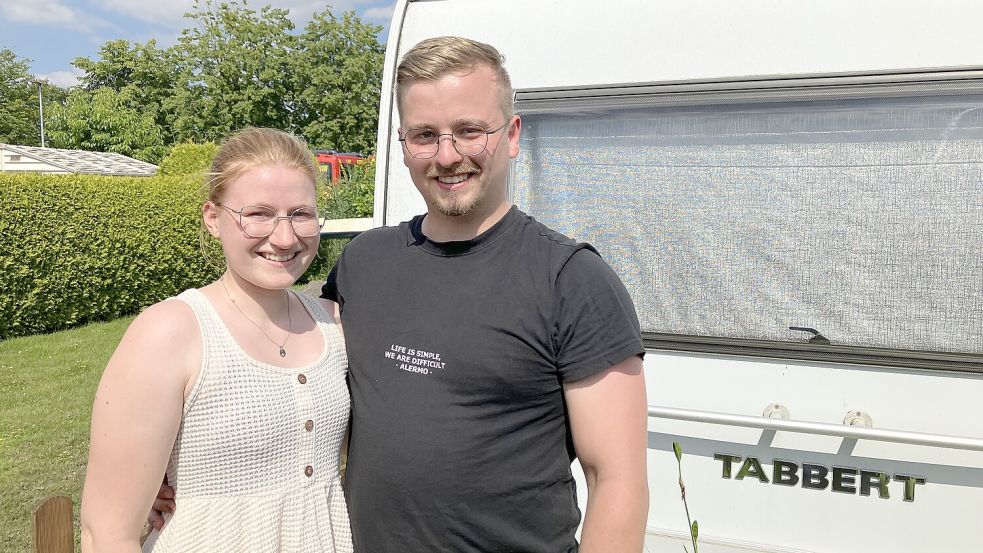 Sarah-Lee Fischer und Levin Busch nutzen die ersten warmen Tage, um ihren Stellplatz auf dem Campingplatz am Großen Meer auf Vordermann zu bringen. Foto: Sophie Wehmeyer