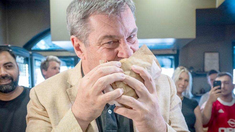 Der Ministerpräsident lud Instagram-Follower zum gemeinsamen Döner-Mahl ein. Foto: Peter Kneffel/dpa