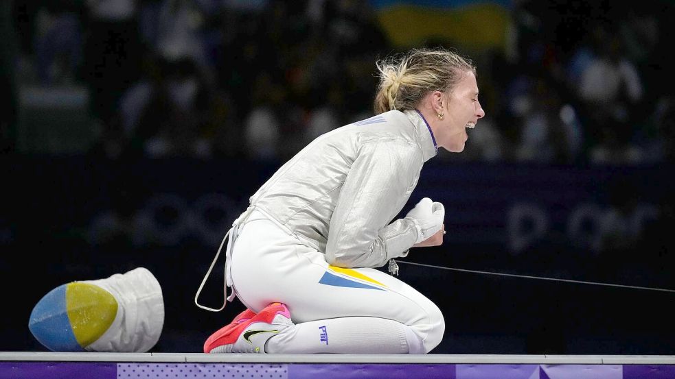 Olga Charlan holt die erste Medaille für die Ukraine bei Olympia in Paris. Foto: Andrew Medichini/AP/dpa