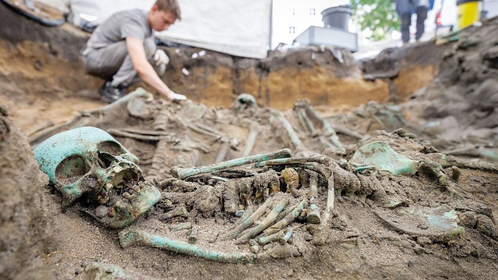 Bis zu 3000 Toten sind nach Einschätzung der Fachleute auf dem riesigen Pestfriedhof beerdigt worden. Foto: Daniel Karmann/dpa