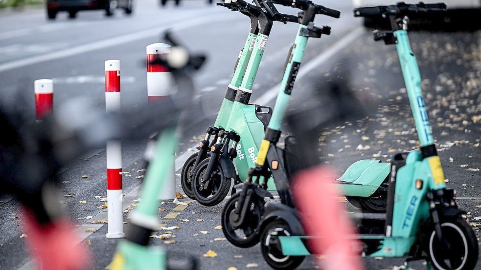 Ein Stellplatz mit Elektrischen Tretrollern, die auch E-Scooter oder E-Tretroller genannt werden. Foto: Britta Pedersen/dpa