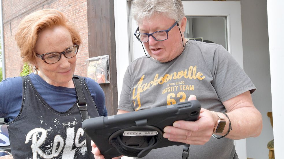 Frank Növer erklärt Gabriele Boschbach, wie das Tablet zu handhaben ist.