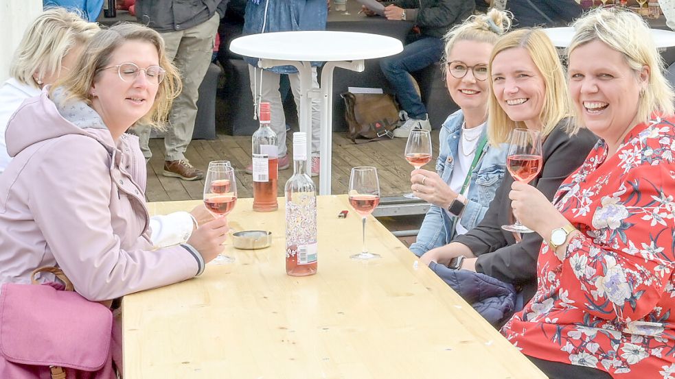 Fröhliche Runde: Auf das damals zweite Weinfest in Marienhafe stießen im vergangenen Jahr diese Besucherinnen an. Foto: Folkert Bents