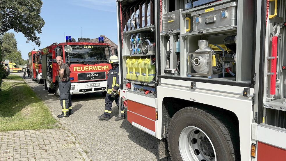 Mit fünf Einsatzfahrzeugen war die Feuerwehr in den Weißdornweg ausgerückt. Foto: Karin Böhmer