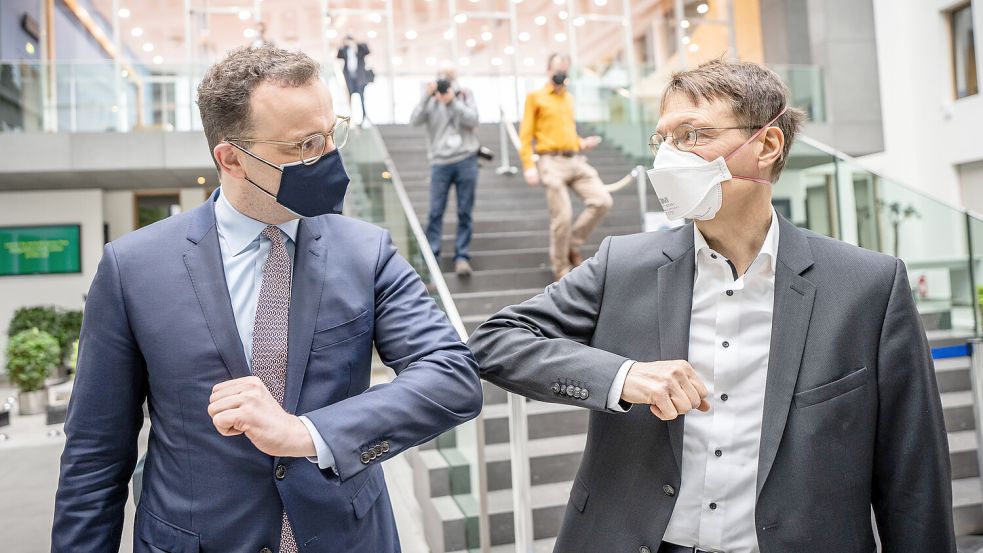 „Es muss ganz genau geprüft werden, was dort stattgefunden hat“: der frühere Gesundheitsminister Jens Spahn (CDU, links) und sein Nachfolger Karl Lauterbach (SPD) Foto: dpa/ Michael Kappeler