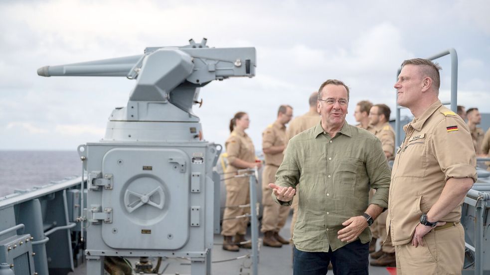 Verteidigungsminister Pistorius besucht auf Hawaii die von den USA geführte Militärübung RIMPAC. Am Rande äußerte er sich auch zum Thema Raketenstationierung in Deutschland. Foto: Soeren Stache/dpa