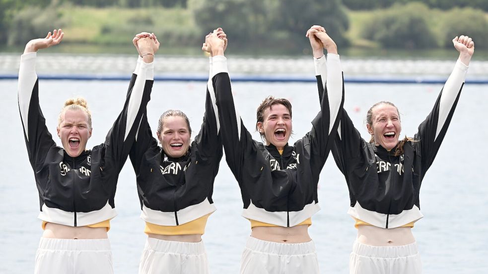 Die Freude über Bronze war im Frauen-Doppelvierer groß. Foto: Sebastian Kahnert/dpa