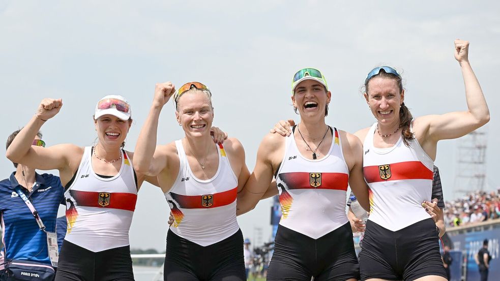 Die Freude über Bronze war im Frauen-Doppelvierer groß. Foto: Sebastian Kahnert/dpa