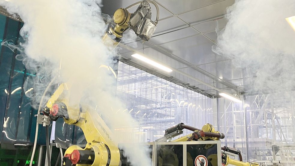 Ein Versuch für die Forschung: Der Nebel macht die Luftbewegungen in der Halle sichtbar. Foto: VW Emden