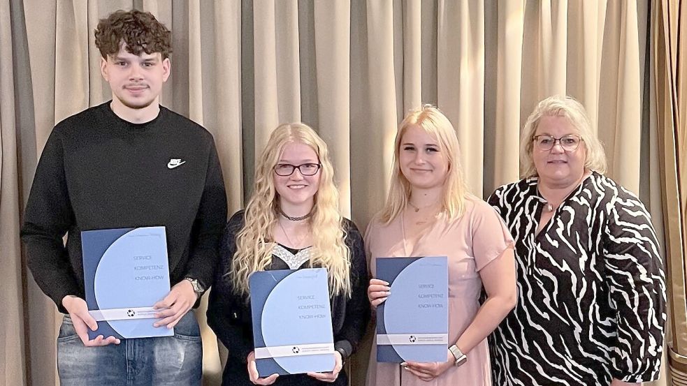 In Leer geprüfte Bäckerei-Fachverkäufer mit Kerstin Hein vom Prüfungsausschuss (rechts).