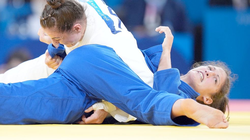 Miriam Butkereit (rechts) gerät im Finale in den entscheidenden Haltegriff. Foto: Marcus Brandt/dpa