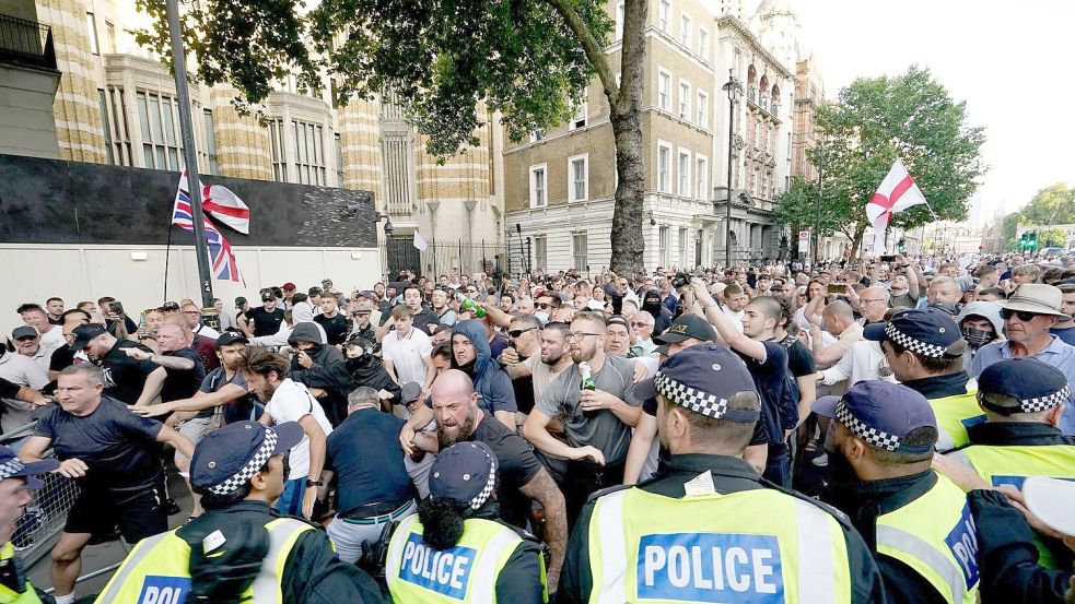 In London eskalierten Proteste von Ultranationalisten. Foto: Jordan Pettitt/PA Wire/dpa