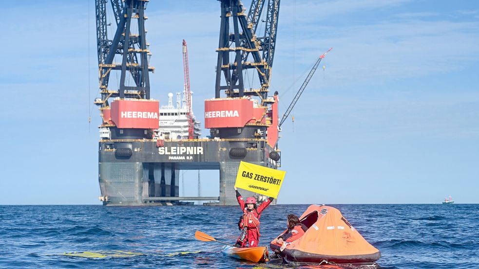 Die Klimaschützer haben ein Protestcamp aufgebaut, um die Arbeitsschiffe des niederländischen Energiekonzern One Days zu behindern. Foto: Lars Penning/dpa