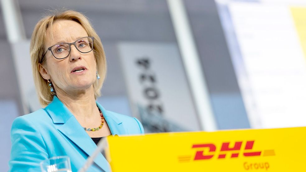 DHL-Finanzvorständin Melanie Kreis spricht zu Journalisten. Foto: Thomas Banneyer/dpa