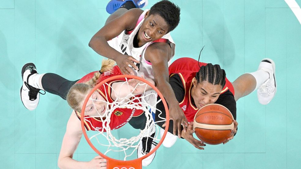 Satou Sabally (r.) und die deutschen Basketballerinnen haben bei Olympia auch ihr zweites Spiel gewonnen. Foto: Sameer Al-Doumy/Pool AFP/AP/dpa