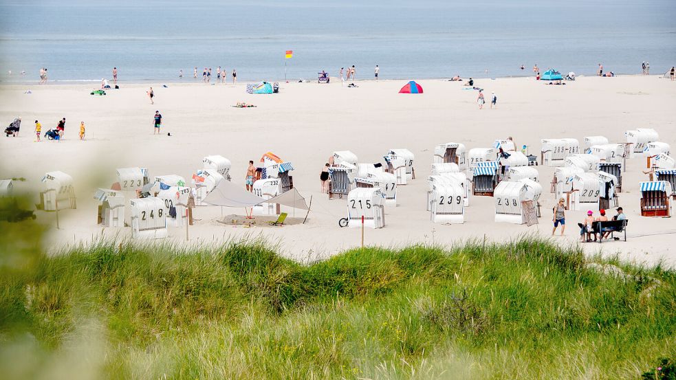 Am Strand auf der Insel Spiekeroog lässt es sich aktuell sehr gut aushalten. Foto: dpa/Hauke-Christian Dittrich