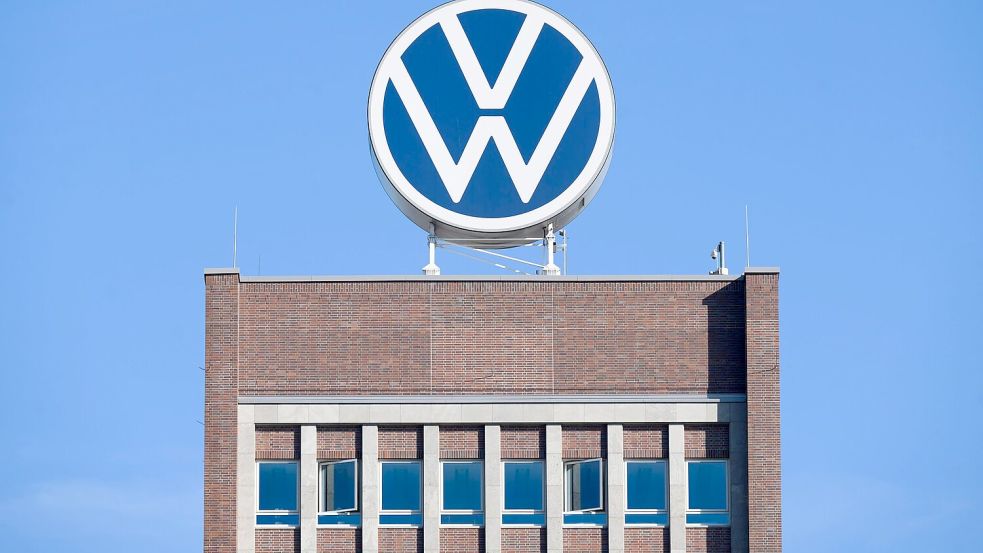 Volkswagen hat im ersten Halbjahr unter der schwachen Nachfrage nach Neuwagen gelitten. Foto: Julian Stratenschulte/dpa