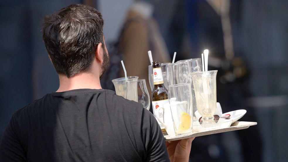 Servicekräfte werden gesucht - und auch Auszubildende in der Gastronomie. Der Bereich bleibt ein Sorgenkind auf dem Arbeitsmarkt. Foto: DPA