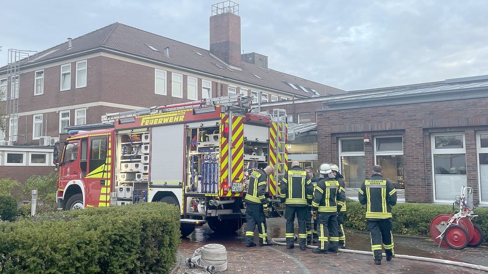 Der Brand in einem Patientenzimmer sorgte am 29. Oktober 2022 für einen Großeinsatz in der UEK Norden. Foto: Feuerwehr