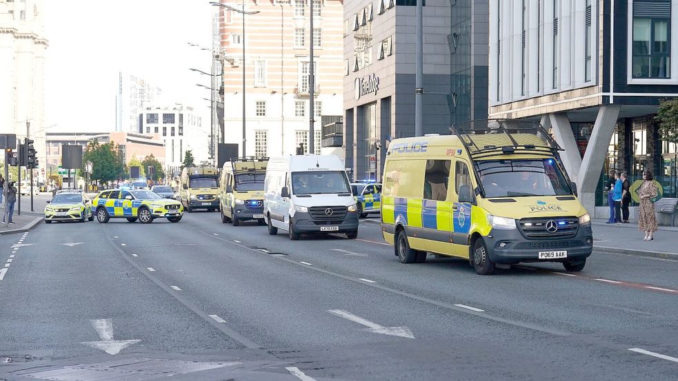 Der Gefangenentransporter wurde von mehreren Polizeifahrzeugen begleitet. Foto: Danny Lawson/PA/AP/dpa