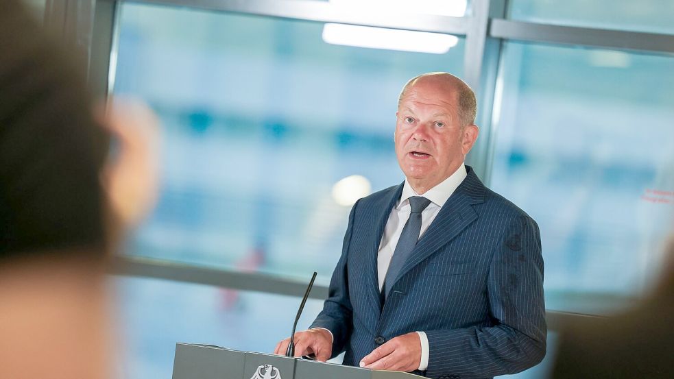 Keine leichte Entscheidung: Bundeskanzler Olaf Scholz (SPD) verteidigt den Gefangenaustausch mit Russland bevor er einige der Rückkehrer am Flughafen persönlich trifft. Foto: Christoph Reichwein/dpa-Pool/dpa