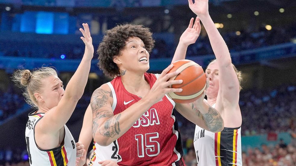 Brittney Griner kennt das Gefühl russischer Gefangenschaft - über die Freilassung vieler ihrer Landsleute hat sie sich nach dem Sieg gegen Belgien sehr gefreut. Foto: Michael Conroy/AP/dpa