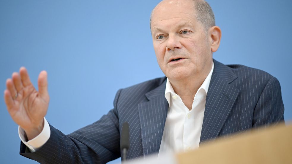 Bundeskanzler Olaf Scholz hat sich zu möglichen Staatshilfen für die Meyer Werft geäußert. Foto: Britta Pedersen/dpa