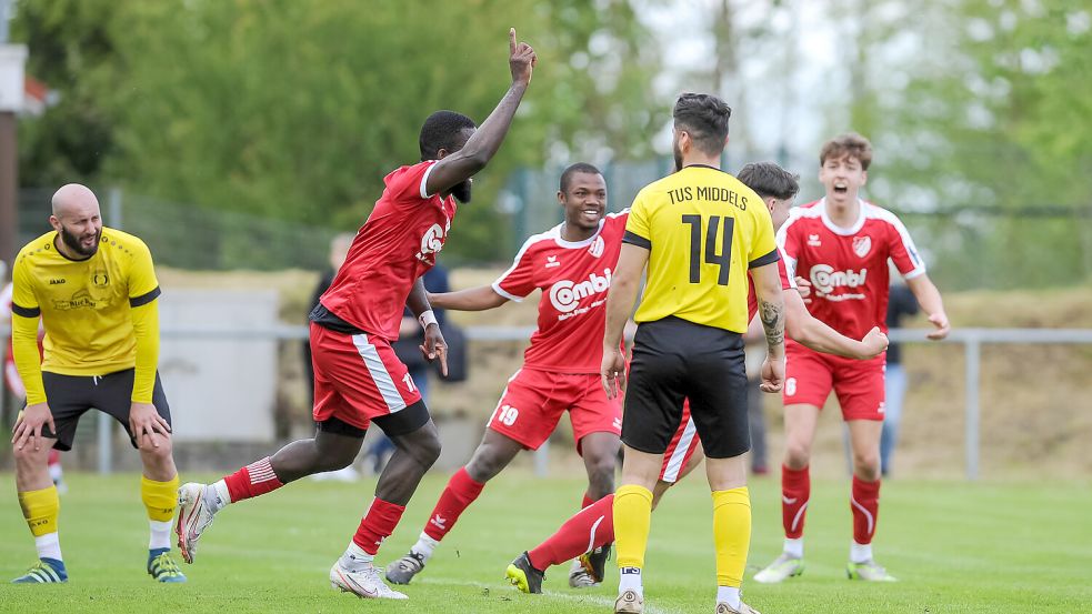 In der Vorsaison setzten sich die Auricher Fußballer in Middels durch. Die SpVg (rote Trikots) gewann mit 2:0 Toren. Zum Saisonauftakt in der Bezirksliga stehen beide Teams am Sonntag unter Druck. Die Middelser wollen sich nach der bitteren Pokalschlappe gegen Wallinghausen mit einem anderen Gesicht zeigen. Auf Aurich lasten nach dem neu formierten Kader große Erwartungen. Fotos: Stephan Friedrichs