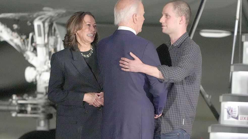 US-Präsident Biden und Vizepräsidentin Harris begrüßen den Reporter Gershkovich. Foto: Manuel Balce Ceneta/AP