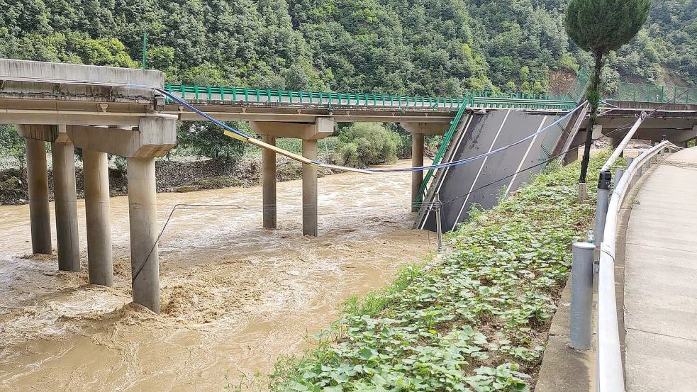 Bei einem Brückeinsturz in der chinesischen Provinz Schaanxi sollen mindestens 30 Fahrzeuge in den Fluss gefallen sein. Mindestens 38 Menschen kamen ums Leben. Archivfoto. Foto: Uncredited/Xinhua/Ap/dpa