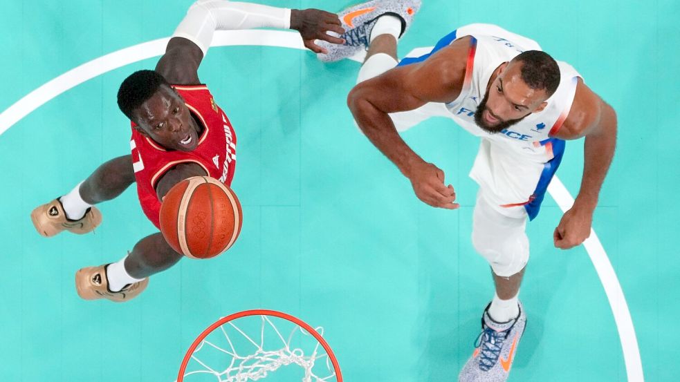 Dennis Schröder (l.) und die deutschen Basketballer spielten sich in einen Rausch. Foto: Brian Snyder/Pool Reuters/AP