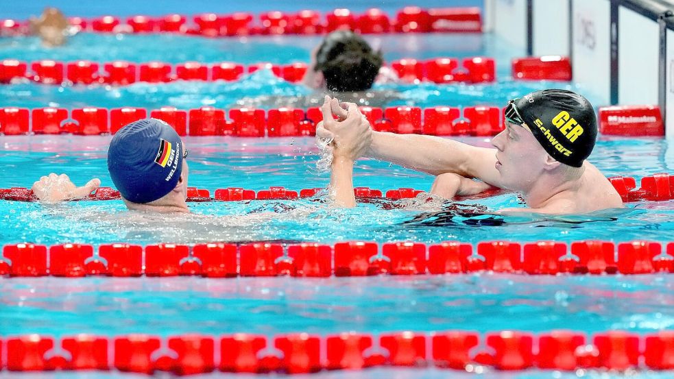 Abklatschen nach der Niederlage: Florian Wellbrock und Sven Schwarz sind ausgeschieden. Foto: Tsvangirayi Mukwazhi/AP/dpa