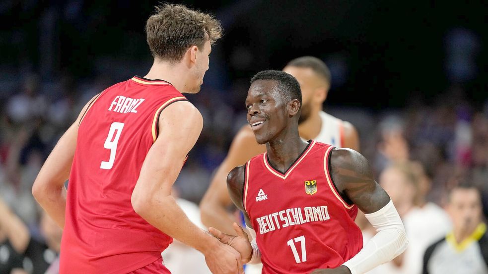 Franz Wagner (l.) und Dennis Schröder (r.) haben zum Ende der Vorrunde ein Statement gesetzt. Foto: Mark J. Terrill/AP