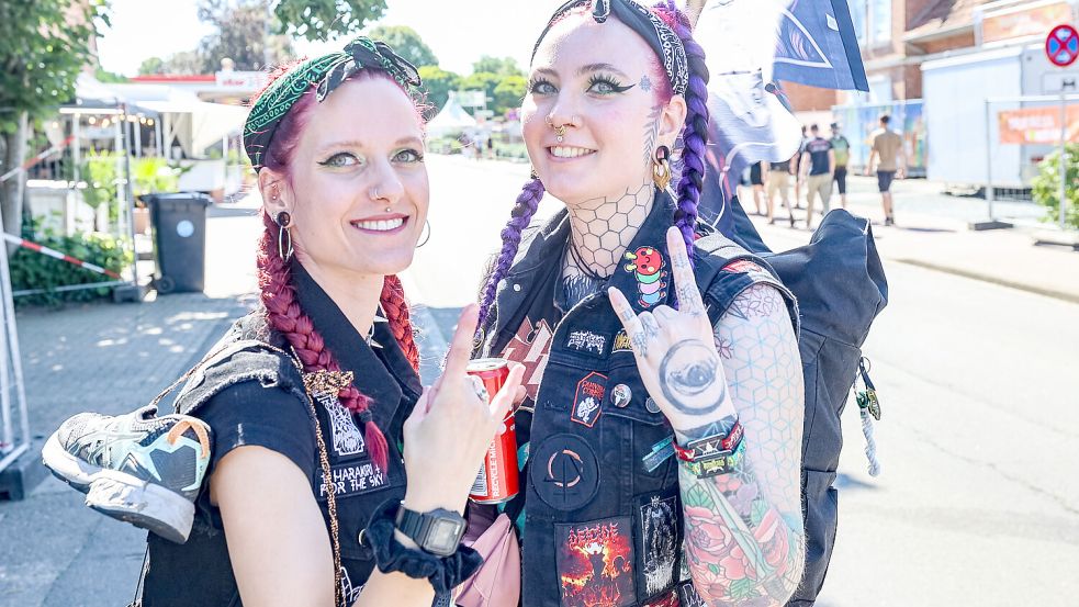 In Wacken startet nach der großen Anreise in den vergangenen Tagen heute auch das Bühnenprogramm. Foto: Axel Heimken/dpa