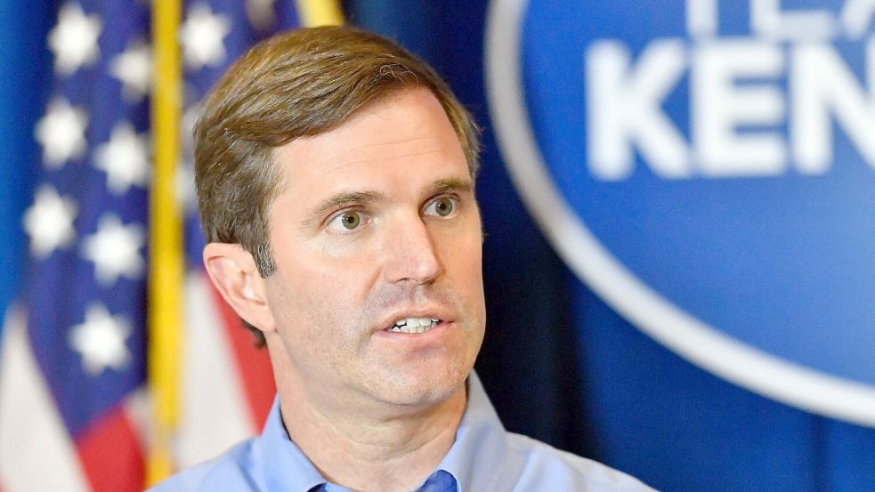 Ihm wird nicht nur bei den Demokraten eine große Anziehungskraft nachgesagt: Andy Beshear, Gouverneur von Kentucky. (Archivbild) Foto: Timothy D. Easley/AP/dpa