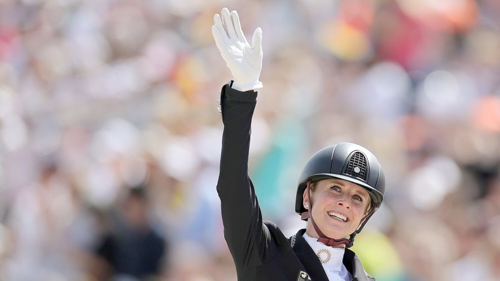 Jessica von Bredow-Werndl gewinnt Gold. Foto: Rolf Vennenbernd/dpa