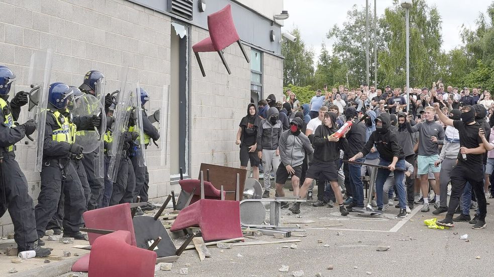 Polizisten wurden mit Stühlen beworfen. Foto: Danny Lawson/PA Wire/dpa