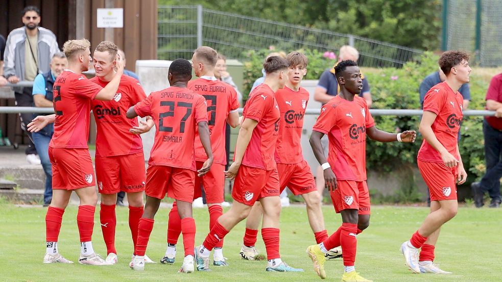 Die Auricher Spieler bejubeln das 1:0 durch Klaas Folkerts (Zweiter von links). Am Ende stand ein furioses 4:1 für die Sportvereinigung.Foto: Wilfried Gronewold