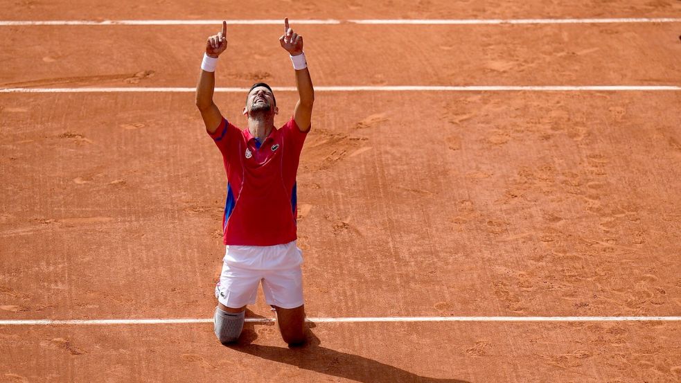 Novak Djokovic ist nach seinem Olympiasieg überwältigt. Foto: Andy Wong/AP