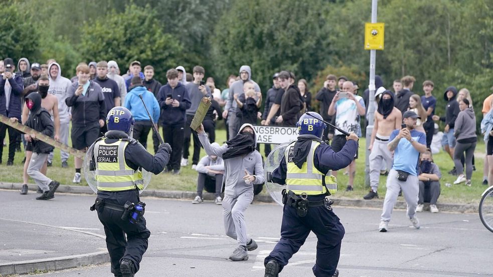 Mehrere Polizisten wurden verletzt. Foto: Danny Lawson/PA Wire/dpa