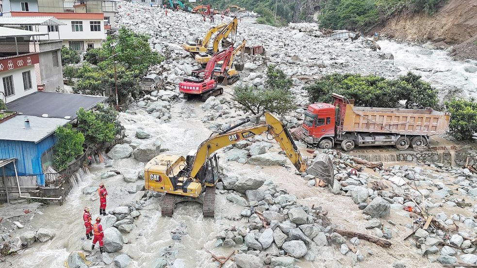 Rettungskräfte suchen nach Sturzfluten und Schlammlawinen im Dorf Ridi in der Stadt Kangding nach Überlebenden (Foto aktuell). Foto: Liu Kun/Xinhua/AP/dpa