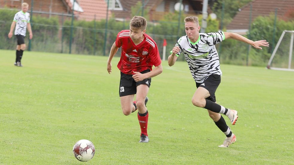 Julian Keller vom VfB Münkeboe (links) im Duell mit einem Wiesenser Spieler.Foto: Wilfried Gronewold