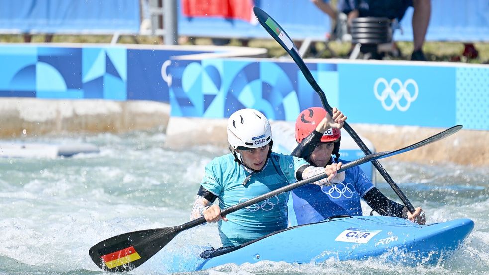 Elena Lilik kämpft sich mit viel Durchsetzungsvermögen ins Halbfinale bei der Olympia-Premiere im Kajak-Cross. Foto: Sebastian Kahnert/dpa