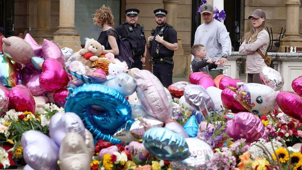 Falschnachrichten über den mutmaßlichen Täter von Southport gelten als Auslöser der Krawalle. Foto: Darren Staples/AP/dpa