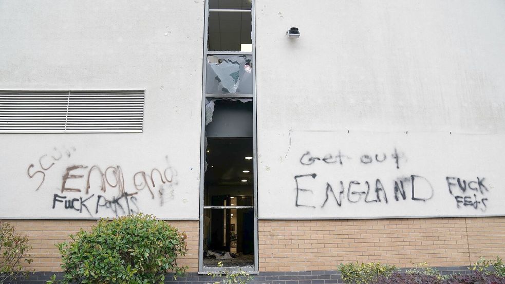 Zwei Hotels, in denen Asylbewerber untergebracht sind, wurden attackiert. Foto: Jacob King/PA Wire/dpa